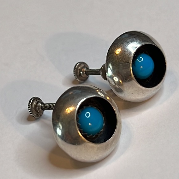 Vintage Southwestern Signed D B Sterling Silver & Turquoise Screw-back Earrings - Picture 4 of 8